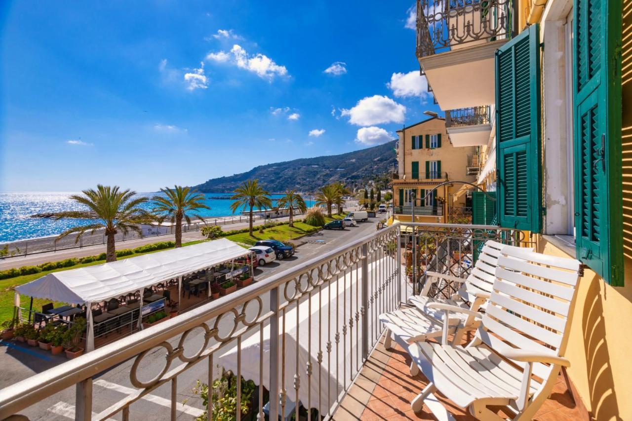 Appartamento Fronte Mare A Ospedaletti By Wonderful Italy Екстериор снимка
